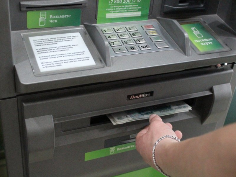 Как снять наличные в банкомате, если при себе нет карты, но есть телефон?